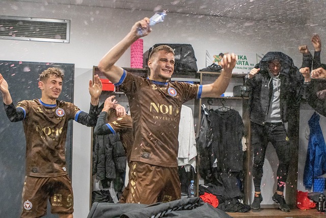 西部竞争激烈，勇士快船并肩奋进，杜兰特伤退，太阳滑落第8.